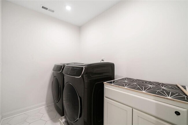 Building Photo - 2121 Harmony Dr