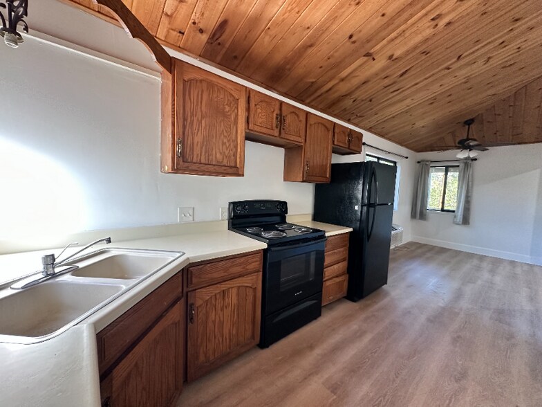 Building Photo - 1078 E White Mountain Blvd