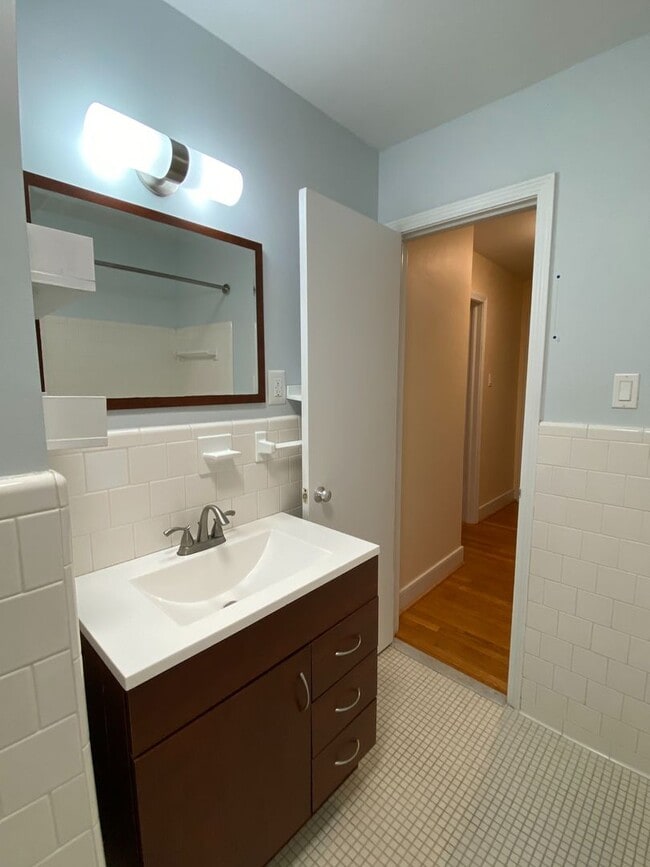 Building Photo - Two-Bedroom Apartment Directly Across from Forest Hill Park. Great Location!