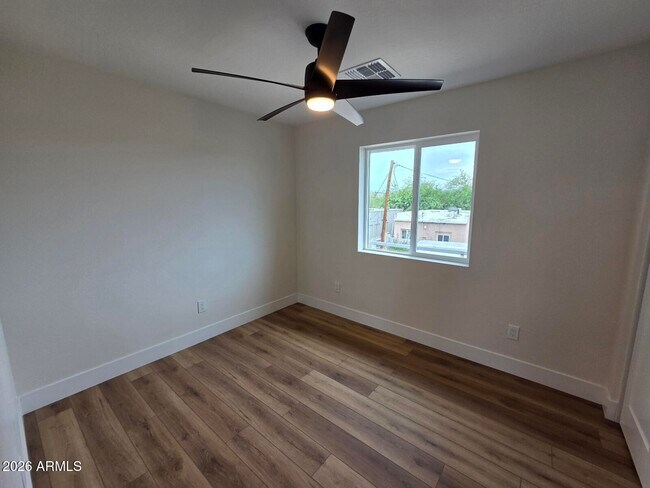 Building Photo - 824 N 11th Ave