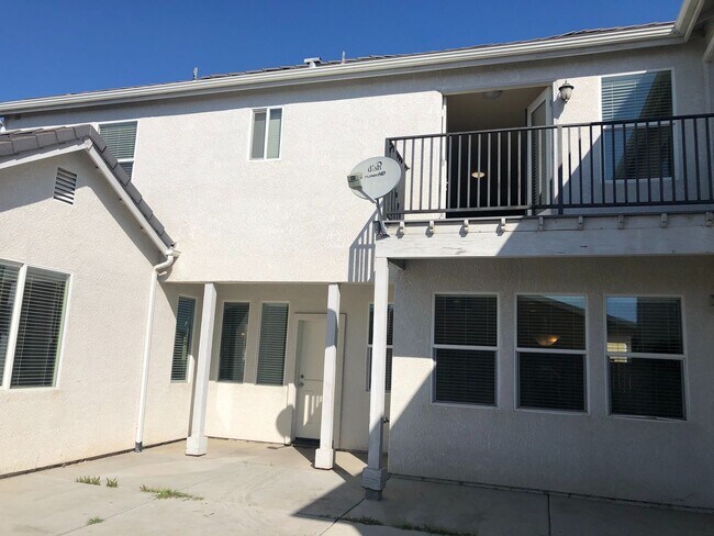 Building Photo - Huge 4 Bedroom + Loft 3 Bath Home for Rent!