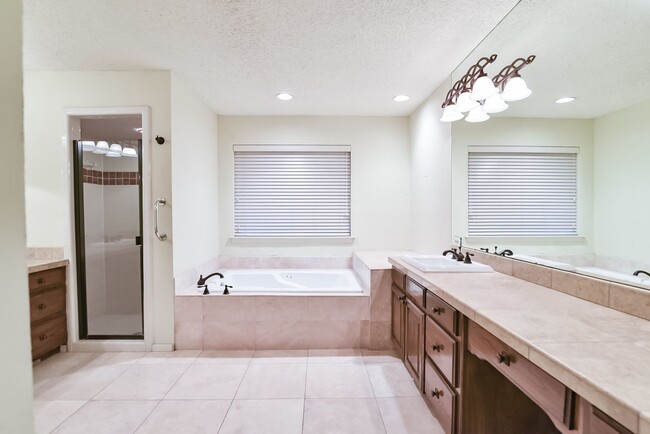 Building Photo - Luxury Living on Lake Arlington