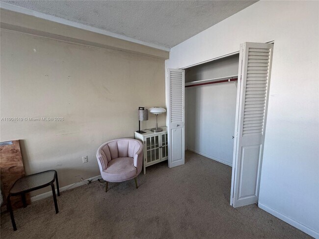 Building Photo - 400 Kings Point Dr