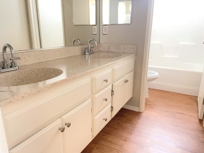 Building Photo - Holiday Move In Special!!