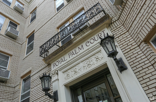 Royal Palm Court - Campus Apartments