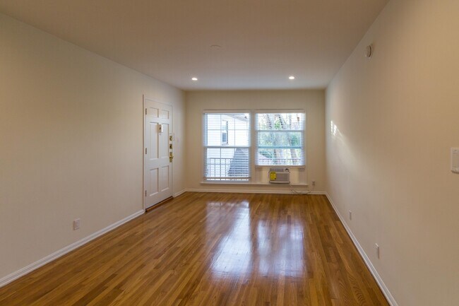 Building Photo - Charming Studio in the Heart of Los Feliz