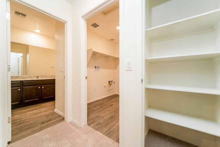 Building Photo - 12835 N Peony Dr