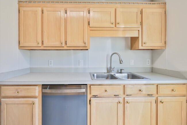 Building Photo - 2914 Temperance Dr