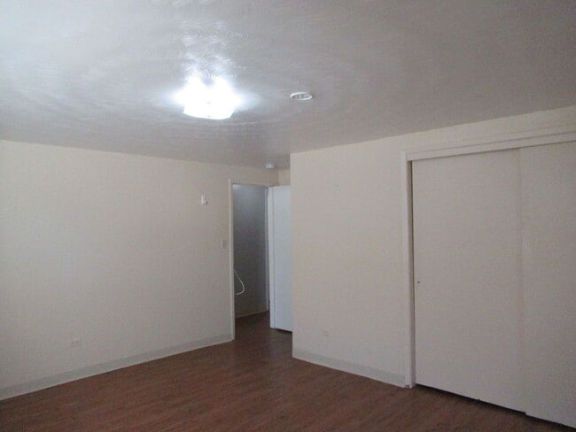 Building Photo - Spacious 3 bed/1 bath basement unit availa...