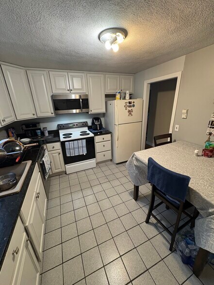 Building Photo - 92 Sylvia St