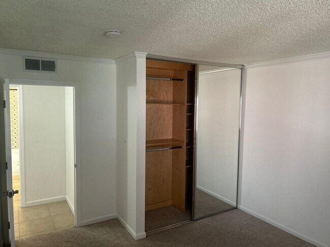 Building Photo - Lakeside Plaza Condo