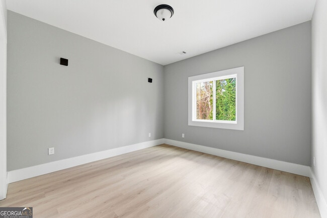 Building Photo - 1409 Northwest Dr NW