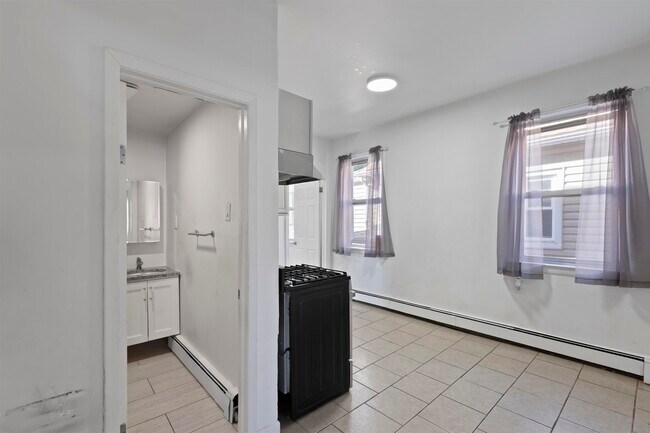 Building Photo - 676 Chestnut St