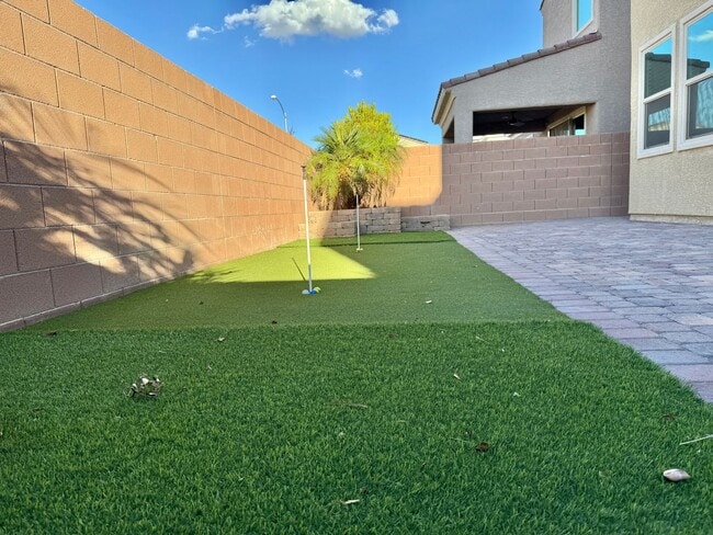 Building Photo - Newer Home with Gated Community Single Fam...