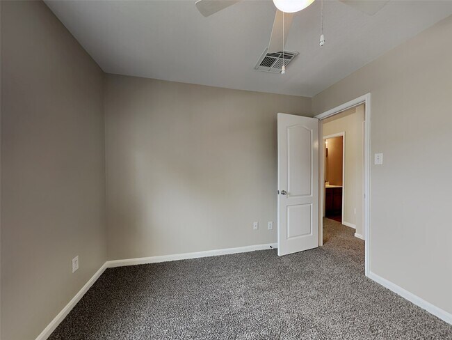 Building Photo - 11338 Log Cabin Ln