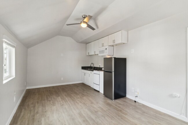 Building Photo - Experience Coastal Living -  Charming Studio Cottage Just a Stroll from Ocean Beach!
