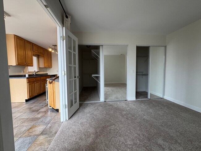 Building Photo - 6020 Oakwood Dr