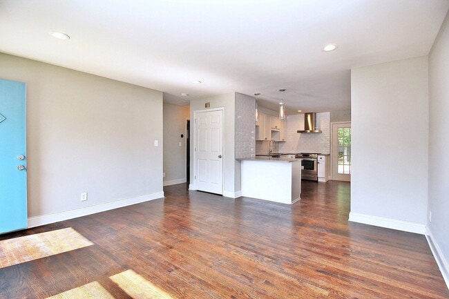 Building Photo - Impeccable 2 Bedroom, Fully Renovated in N...