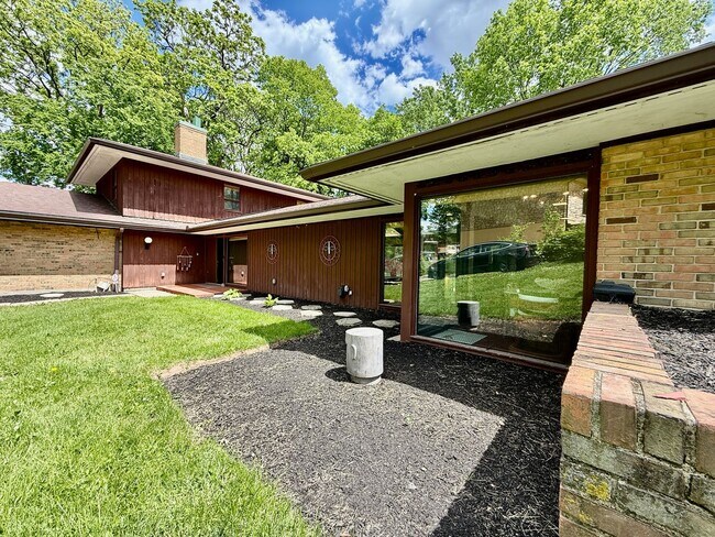 Building Photo - 527 Valewood Ln