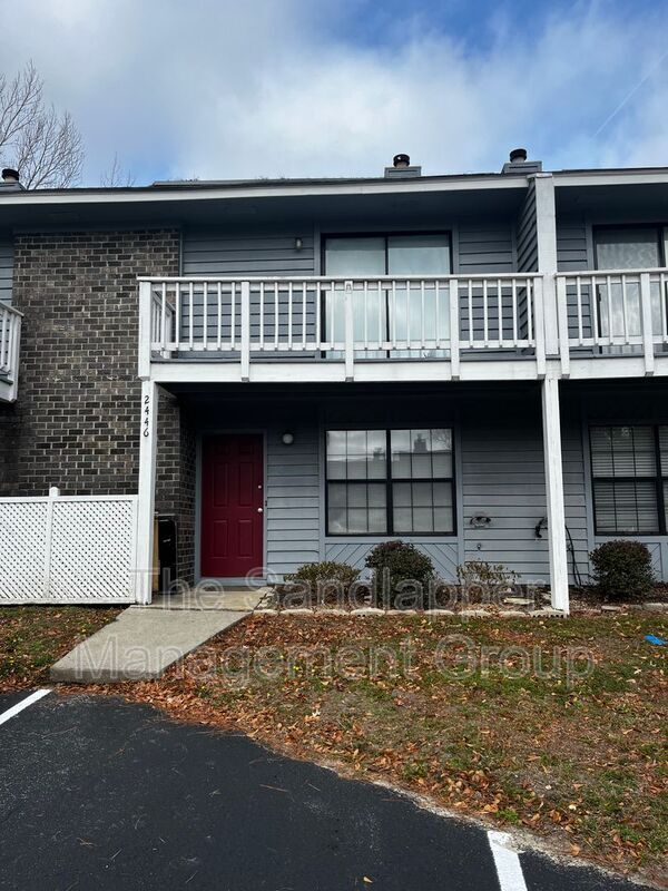 Building Photo - 2446 Woodstock Ave