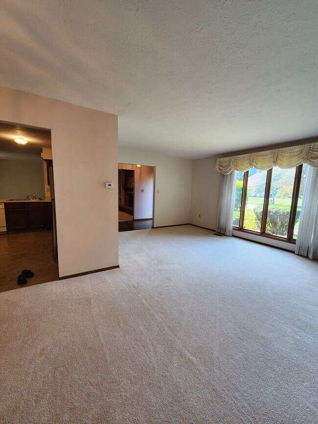 Building Photo - Spacious 3 Bedroom 3 Bathroom Home For Ren...