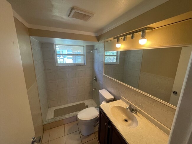 Building Photo - Cozy 3-Bedroom Home on a Corner Lot in Hol...