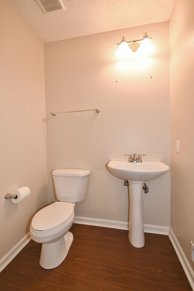 Building Photo - 3 Bedroom Townhouse