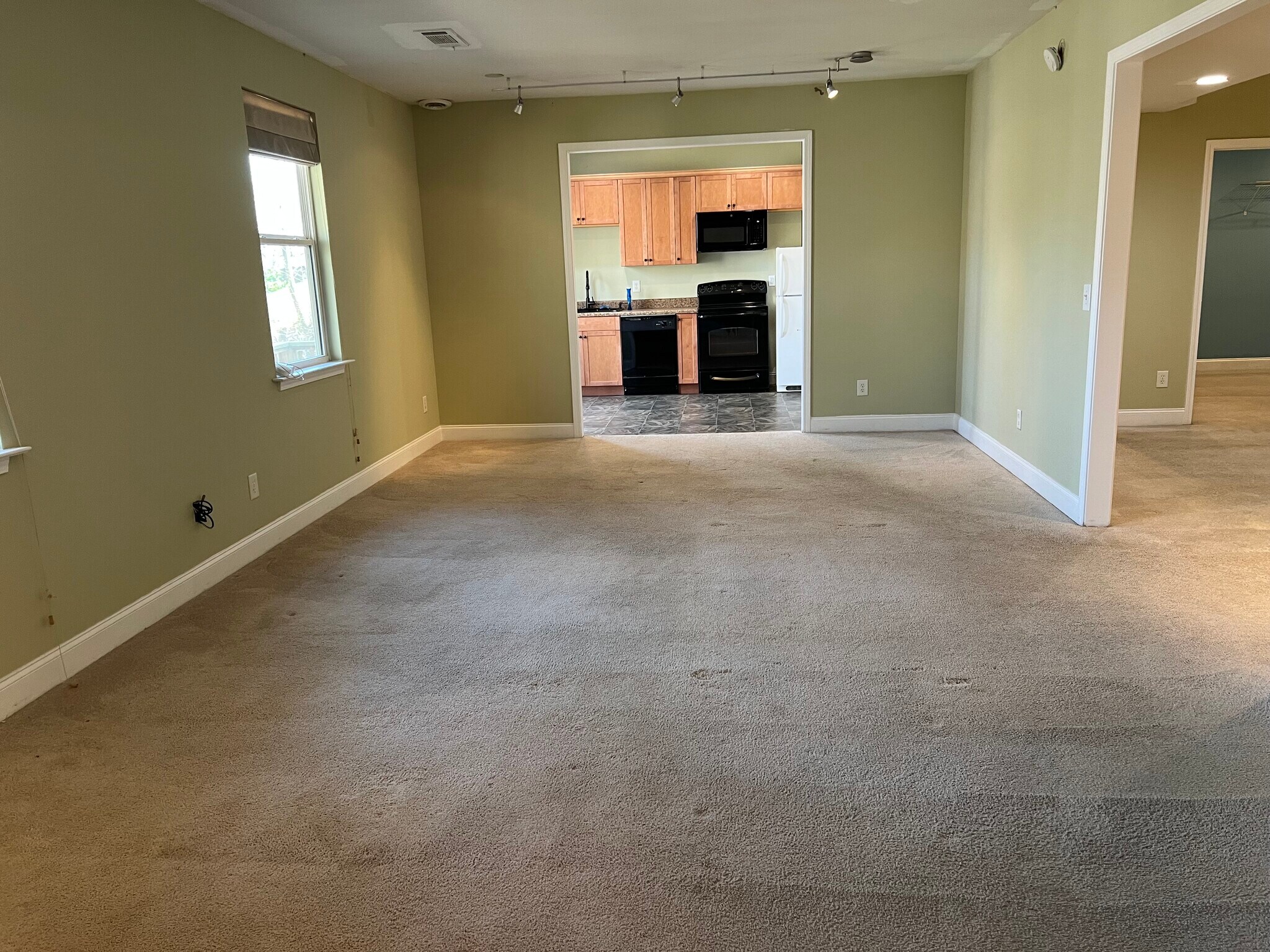 Large living area. - 3734 Looper Rdg