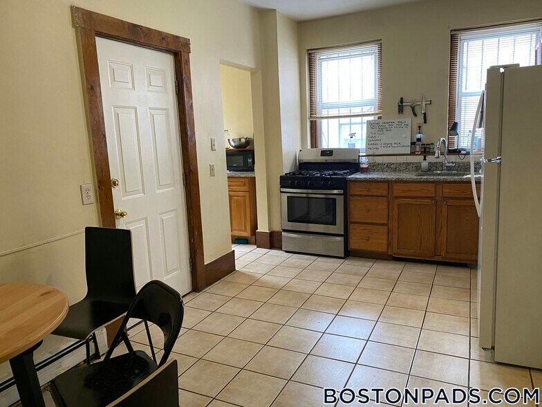 Building Photo - 4.5 Centre St