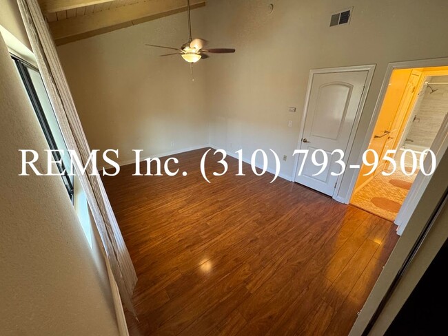 Building Photo - Refurbished Townhome with Laundry Hookups ...