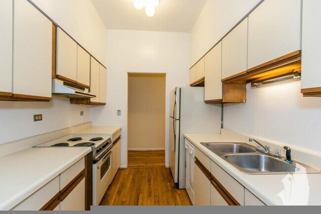 Building Photo - 1 bedroom in Chicago IL 60610