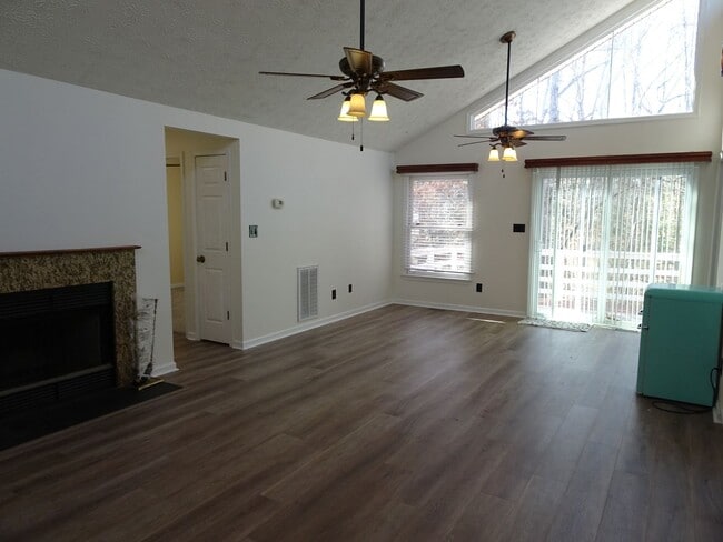 Building Photo - 4 bedrooms 2.5 bathrooms Single Family Home for Rent