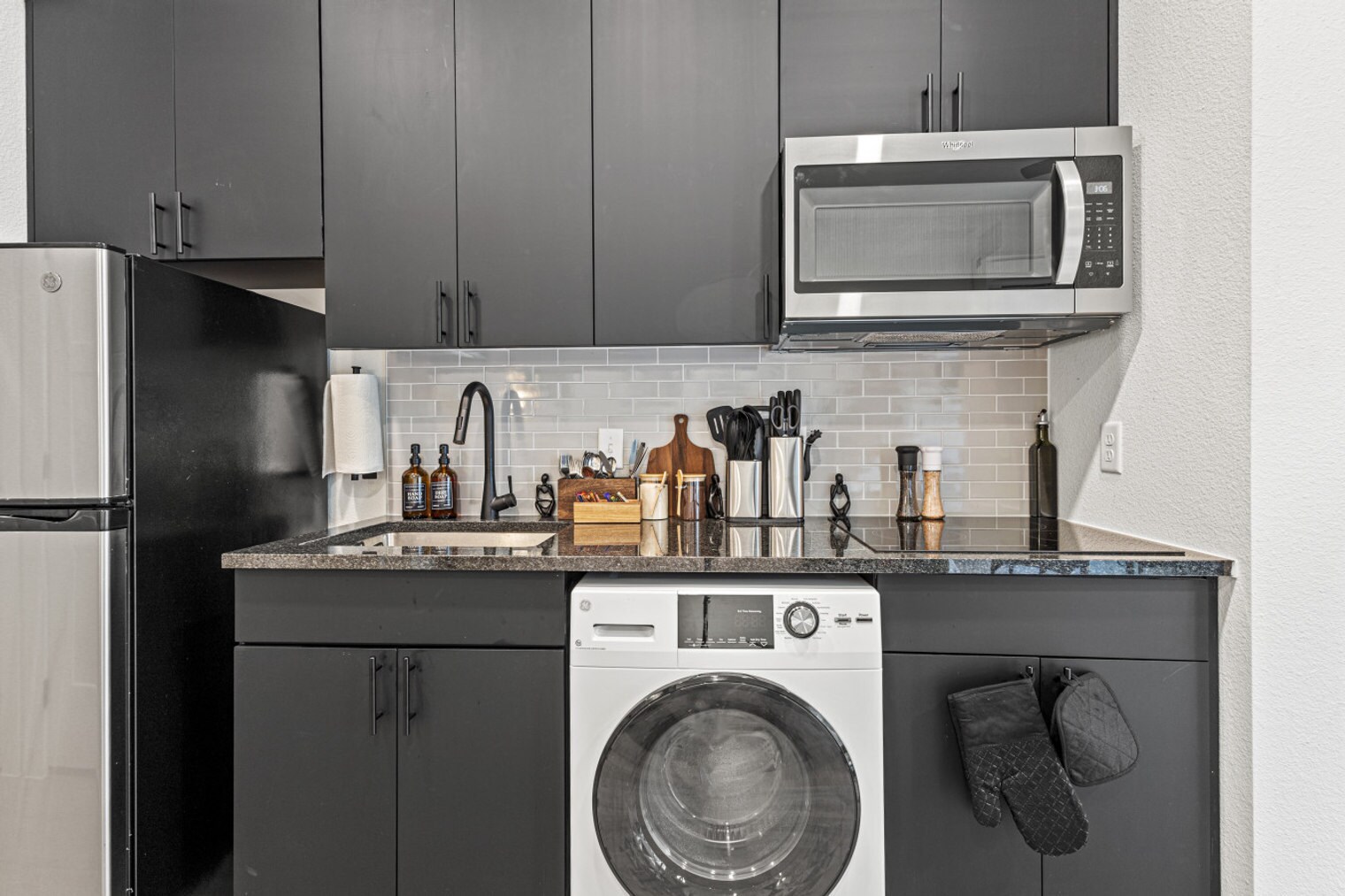 Building Photo - 596 W 9th St