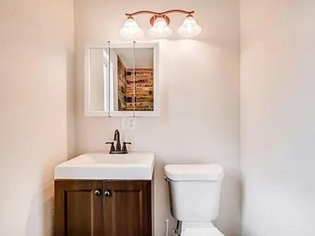 Building Photo - 2 Bed 1 Bath House Available Now