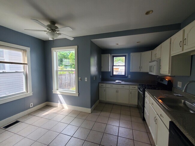 Building Photo - 420-422 Cedarwood Terrace