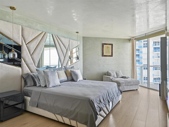 Building Photo - 16425 Collins Ave