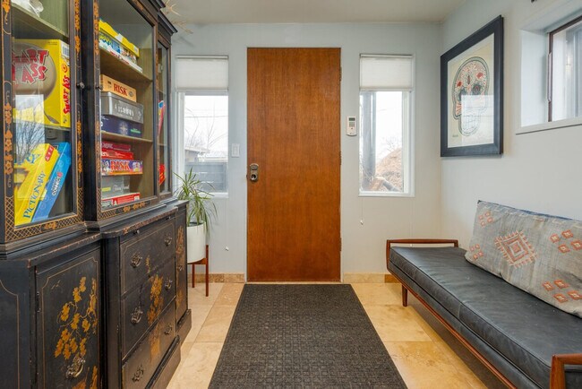 Building Photo - 906 Agua Fria St