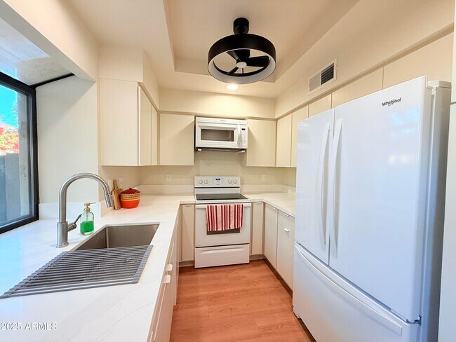 Building Photo - 5640 E Bell Rd