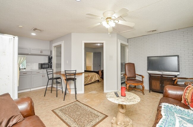 Building Photo - 13102 Richmond Ave.