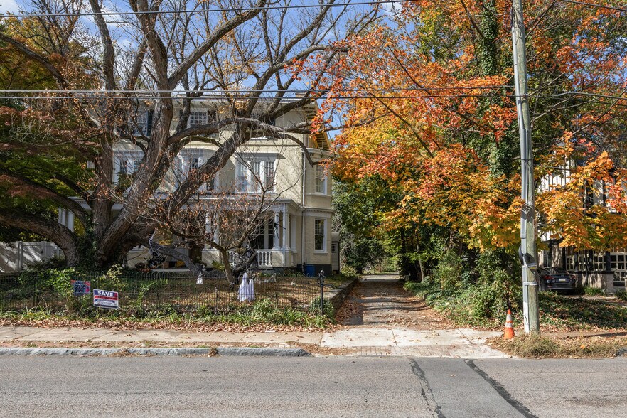 Building Photo - 131 W Walnut Ln