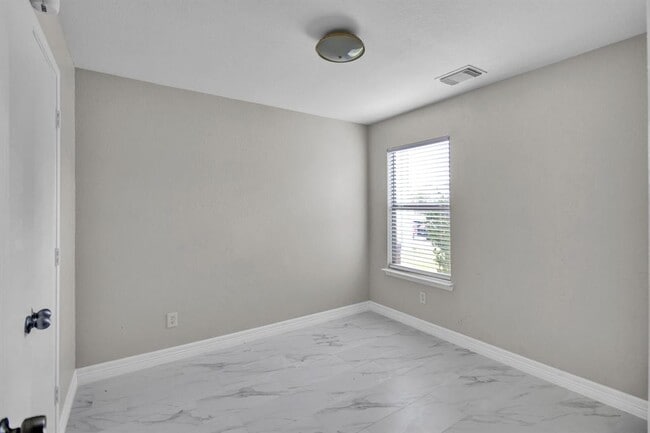 Building Photo - 8530 Village Hollow Ln