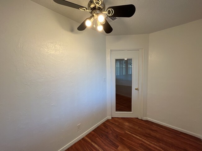 Building Photo - Centrally located lovely 2 bedroom 1 bathr...