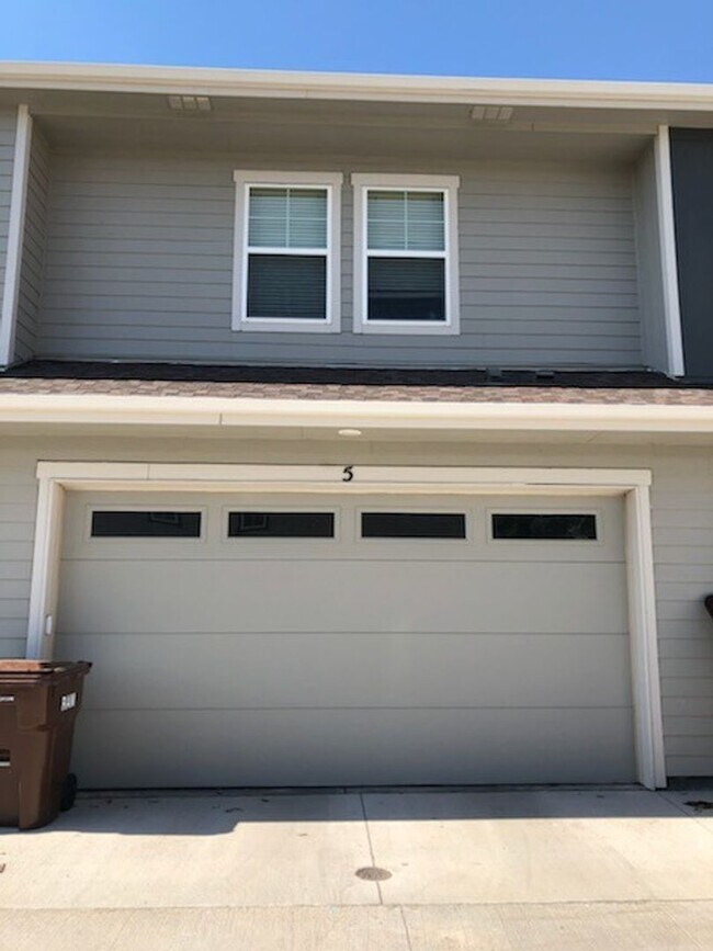 Building Photo - Beautiful 3 bed, 3 bath Townhome in West W...
