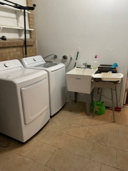 Building Photo - 1228 S Lamar St