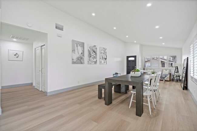 Building Photo - 6BD/4BA One Story Single Family House next...