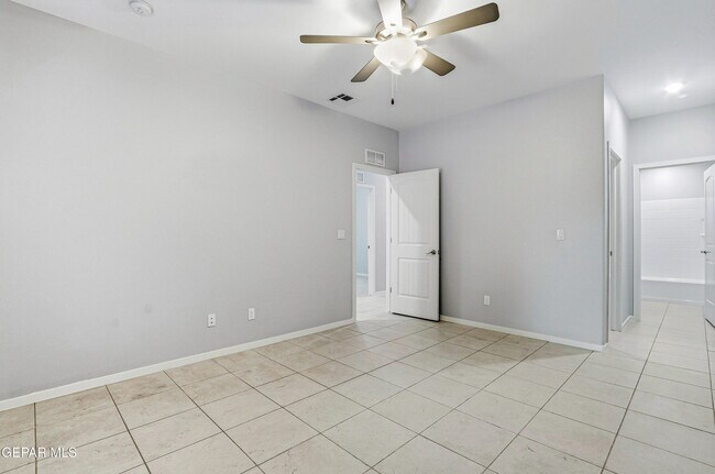Building Photo - 11500 Summer Dr