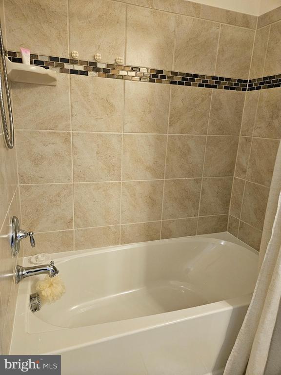 Building Photo - 18 Fenwick Dr