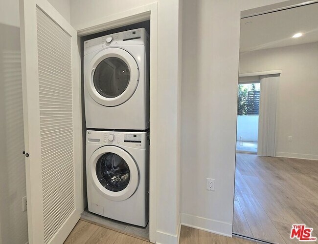 Building Photo - 1530 S Hayworth Ave