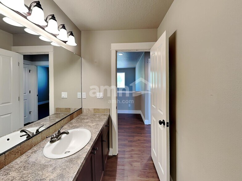 Building Photo - 440 Tulip Ave