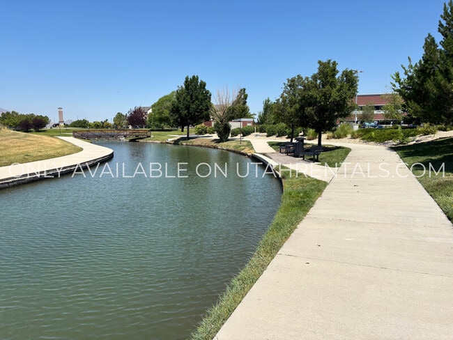 Building Photo - 2801 S Harrow Ct